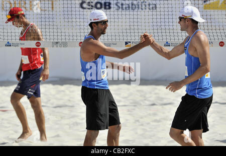 Patria Direct offen, Beach Volleyball Swatch World Tour, Tschechien Vs USA in Prag, Tschechien am 24. Mai 2012. Jacob Gibb (rechts) und Sean Rosenthal aus USA feiern Sieg über Jan Dumek (links) und Martin Tichy aus Tschechien. (CTK Foto/Vit Simanek) Stockfoto