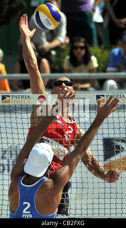 Patria Direct offen, Beach Volleyball Swatch World Tour, Tschechien Vs USA in Prag, Tschechien am 24. Mai 2012. Jacob Gibb und Sean Rosenthal (vorne) aus den USA und Jan Dumek und Martin Tichy (in rot) aus der Tschechischen Republik. (CTK Foto/Vit Simanek) Stockfoto