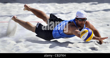 Patria Direct offen, Beach Volleyball Swatch World Tour, Tschechien Vs USA in Prag, Tschechien am 24. Mai 2012. Jacob Gibb und Sean Rosenthal (im Bild) aus den USA und Jan Dumek und Martin Tichy aus Tschechien. (CTK Foto/Vit Simanek) Stockfoto