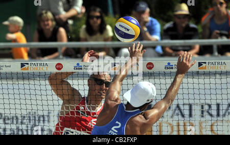 Patria Direct offen, Beach Volleyball Swatch World Tour, Tschechien Vs USA in Prag, Tschechien am 24. Mai 2012. Jacob Gibb und Sean Rosenthal (rechts) aus den USA und Jan Dumek und Martin Tichy (links) aus der Tschechischen Republik. (CTK Foto/Vit Simanek) Stockfoto