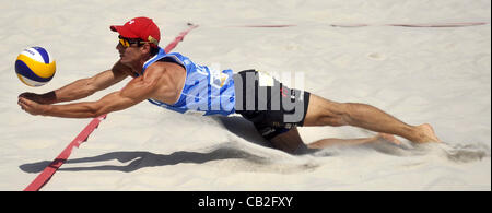 Patria Direct offen, Beach Volleyball Swatch World Tour, Tschechien Vs Schweiz in Prag, Tschechien am 24. Mai 2012. Jan Dumek (im Bild) und Martin Tichy aus Tschechien und Sascha Heyer (links) und Sebastian Chevallier aus der Schweiz. (CTK Foto/Vit Simanek) Stockfoto