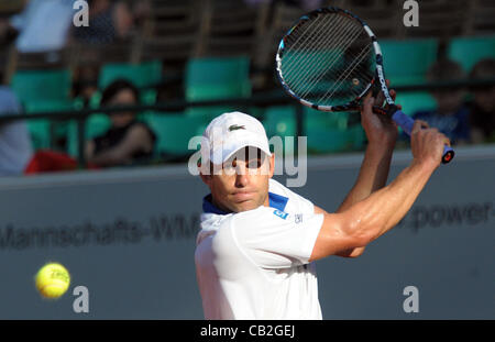 24.05.2012. Düsseldorf, Deutschland. US-Tennisspieler Andy Roddick kehrt den Ball während des Spiels gegen Soeda aus Japan im Tennis World Team Cup zwischen den USA und Japan im Rochusclub in Düsseldorf, 24. Mai 2012. Stockfoto