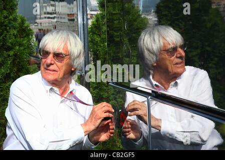 24.05.2012.Monte Carlo, Monaco. Britische Formel 1 Boss Bernie Ecclestone im Fahrerlager nach dem zweiten Training an der F1 Rennstrecke von Monte Carlo, 24. Mai 2012 gesehen. Der Grand Prix statt findet am 27. Mai. Stockfoto