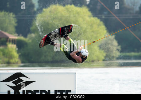 Wakeboarden auf ein Seilsystem am Festival Wake Park in Basildon, Essex. Stockfoto