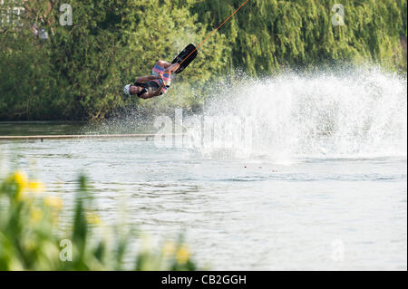 Wakeboarden auf ein Seilsystem am Festival Wake Park in Basildon, Essex. Stockfoto