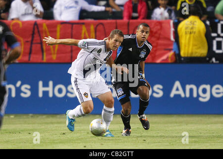 23. Mai 2012 - Carson, Kalifornien, Vereinigte Staaten von Amerika - Chad Barrett (9) von Los Angeles Galaxy und Cesar Diaz Pizarro (27) von San Jose Earthquakes wetteifern um den Ball in der ersten Hälfte während die Los Angeles Galaxy Vs San Jose Earthquakes Spiel im Home Depot Center. Die Galaxie führen 1: 0 bei der Hälfte Stockfoto