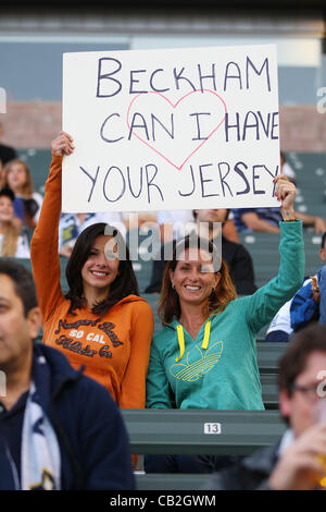 23. Mai 2012 - Carson, Kalifornien, Vereinigte Staaten von Amerika - ein Schuss von Fans mit einem Schild während der Los Angeles Galaxy Vs San Jose Earthquakes Spiel im Home Depot Center. Die Galaxie führen 1: 0 zur Halbzeit. (Kredit-Bild: © Joe Scarnici/ZUMAPRESS.com) Stockfoto