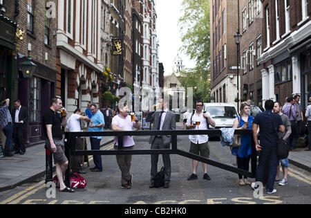 24. Mai 2012 - London, UK - Pints bei Smithfield Market. Rekordzahl von Menschen genossen die warmen Abend in den Straßen.  UK erlebt eine Welle von Temperatur und Sonne nach Wochen der regnerischen und kalten Wetter, London, UK. (Kredit-Bild: © Veronika Lukasova/ZUMAPRESS.com) Stockfoto