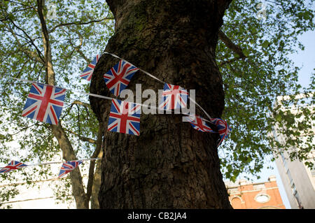 24. Mai 2012. London, UK.  Union Jacks Wimpel Fahnen gebunden, um einen Baum, der Königin diamantenes Jubiläum zu feiern. Stockfoto