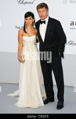 Alec Baldwin (Schauspieler) und Freundin Hilaria Thomas im Ankunftsbereich für das AmfAR-Kino gegen AIDS Charity Auktion 65. Cannes Film Festival 2012 Hotel du Cap-Eden-Roc, Antibes, Frankreich Donnerstag, 24. Mai 2012 Stockfoto