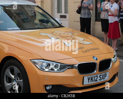 Die offizielle olympische Fackel-Relais-Prozession tritt in Great Malvern, geführt von einem Gold Auto.  UK, Great Malvern 25. Mai 2012. Stockfoto