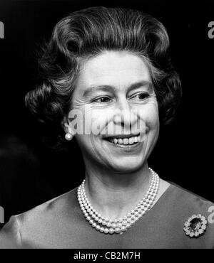 HM besessen Königin Elizabeth II auf eine semi-formale Funktion in 1975 Copyright Foto von Brian Harris. Stockfoto