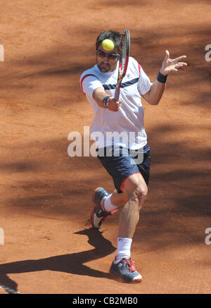 25.05.2012. Dusseldorg, Deutschland.  Serbiens Janko Tipsarevic schlägt den Ball während des Spiels gegen Deutschlands Kohlschreiber am 6. Tag des Tennis World Team Cup im Rochusclub in Düsseldorf, Deutschland, 25. Mai 2012. Stockfoto