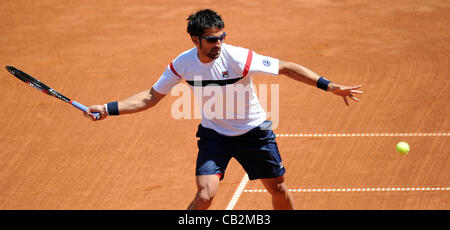 25.05.2012. Dusseldorg, Deutschland.  Serbiens Janko Tipsarevic schlägt den Ball während des Spiels gegen Deutschlands Kohlschreiber am 6. Tag des Tennis World Team Cup im Rochusclub in Düsseldorf, Deutschland, 25. Mai 2012. Stockfoto