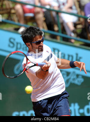 25.05.2012. Dusseldorg, Deutschland.  Serbiens Janko Tipsarevic schlägt den Ball während des Spiels gegen Deutschlands Kohlschreiber am 6. Tag des Tennis World Team Cup im Rochusclub in Düsseldorf, Deutschland, 25. Mai 2012. Stockfoto