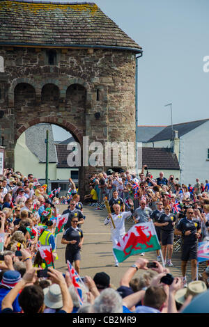 Kelvin Perrett 64jährigen aus Cwmbran trägt die Olympische Fackel für die Olympischen Spiele 2012 in London über die Monnow Brücke, Monmouth, Wales, UK. Dies ist das erste Projekt der Fackeln in Wales 25. Mai 2012. Stockfoto