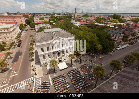 Übersicht über das Rathaus und die Stadt Charleston während der Eröffnungsfeier für das Spoleto Festival USA am 25. Mai 2012 in Charleston, South Carolina. Das 17-tägige Performing Arts Festival umfasst mehr als 140 Aufführungen auf Bühnen in Charleston. Stockfoto