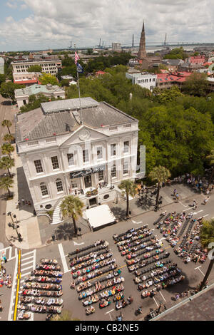 Übersicht über das Rathaus und die Stadt Charleston während der Eröffnungsfeier für das Spoleto Festival USA am 25. Mai 2012 in Charleston, South Carolina. Das 17-tägige Performing Arts Festival umfasst mehr als 140 Aufführungen auf Bühnen in Charleston. Stockfoto