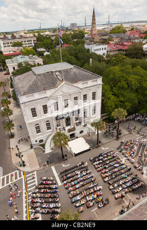 Übersicht über das Rathaus und die Stadt Charleston während der Eröffnungsfeier für das Spoleto Festival USA am 25. Mai 2012 in Charleston, South Carolina. Das 17-tägige Performing Arts Festival umfasst mehr als 140 Aufführungen auf Bühnen in Charleston. Stockfoto