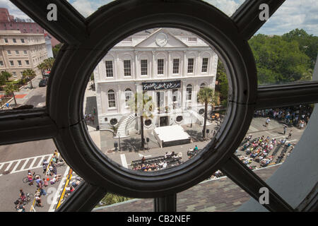 Ansicht der Eröffnungsfeier für das Spoleto Festival USA aus einem Fenster des historischen St. Michael Kirche am 25. Mai 2012 in Charleston, South Carolina. Das 17-tägige Performing Arts Festival umfasst mehr als 140 Aufführungen auf Bühnen in Charleston. Stockfoto