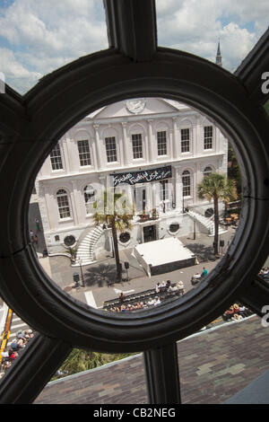 Ansicht der Eröffnungsfeier für das Spoleto Festival USA aus einem Fenster des historischen St. Michael Kirche am 25. Mai 2012 in Charleston, South Carolina. Das 17-tägige Performing Arts Festival umfasst mehr als 140 Aufführungen auf Bühnen in Charleston. Stockfoto