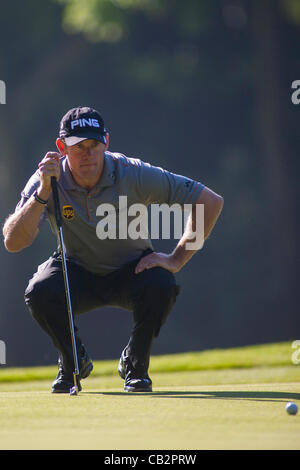 26.05.2012 Wentworth, England. Lee WESTWOOD (ENG) richtet einen Putt während im Wettbewerb in der dritten Runde der Europäischen Tour BMW PGA Championship in Wentworth Golf Course obligatorisch gespielt Kredit Mitchell Gunn. Stockfoto