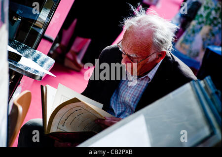 LONDON, UK 25. Mai 2012: Besucher auf der 55. London International Antiquarian Buchmesse, die älteste Buchmesse im Vereinigten Königreich an das Olympia Exhibition Centre am 24.-26. Mai statt Stockfoto