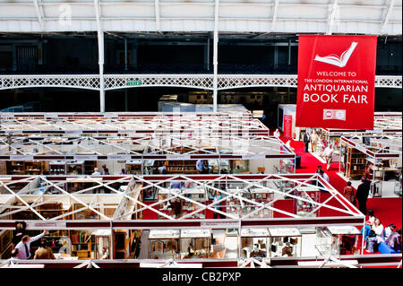 LONDON, UK 25. Mai 2012: über Ansicht der 55. London International Antiquarian Buchmesse, die älteste Buchmesse im Vereinigten Königreich an das Olympia Exhibition Centre am 24.-26. Mai statt Stockfoto