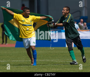 Yurig Ribeiro und Jorge Silva feiern ihren Sieg. Brasilien schlug Großbritannien 4: 2 im Finale des Paralympic World Cup am Sportcity Manchester UK 26.05.2012 Kreditlinie: Credit: John Fryer / Alamy Live News Stockfoto