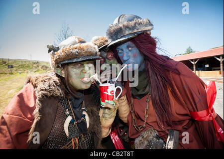 26. Mai 2012 auf einem glühenden heißen Tag in mid Wales mit den Temperaturen in den hohen 20er Jahren celsius, "Orks" - kostümierte Museumsführer am Silberberg-Bergbau-Zentrum Llywernog, in der Nähe von Aberystwyth Wales UK - eine willkommene Pause und einen kühlen Drink zu teilen. Bildnachweis: Keith Morris / Alamy Live News Stockfoto