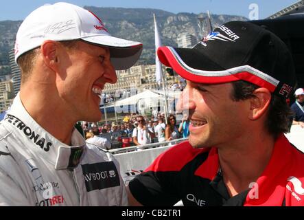 26.05.2012. Monaco, Monote Carlo.  Deutsche Formel1-Fahrer Timo Glock (R) von Marussia gratuliert deutschen Formel1 Fahrer Michael Schumacher von Mercedes AMG (L) beim Formel 1-Rennen verfolgen von Monte Carlo, Monaco, 26. Mai 2012. Schumacher fuhr die schnellste Zeit in der Qualifying-Session. Die Grand Pri Stockfoto