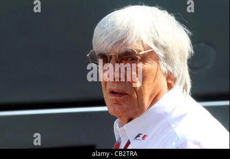 26.05.2012. Monaco, Monote Carlo.  Britische Formel 1 Boss Bernie Ecclestone führt durch das Fahrerlager vor dem dritten Training an der F1 Rennstrecke von Monte Carlo, 26. Mai 2012. Der Grand Prix statt findet am 27. Mai. Stockfoto