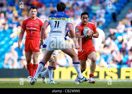 26.05.2012 Manchester, England. Warrington Wolves V Widnes Wikinger.  Warrington Wölfe Trent Waterhouse und Widnes Wikinger Macgraff Leuluai in Aktion am Wochenende Stobart Super League Rugby Magie von Etihad Stadium Stockfoto