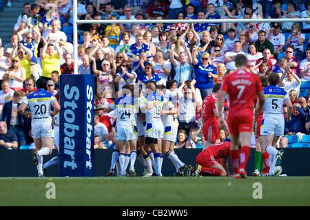 26.05.2012 Manchester, England. Warrington Wolves V Widnes Wikinger.  Warrington Wölfe feiern einen weiteren Versuch am Wochenende Stobart Super League Rugby Magie von Etihad Stadium Stockfoto