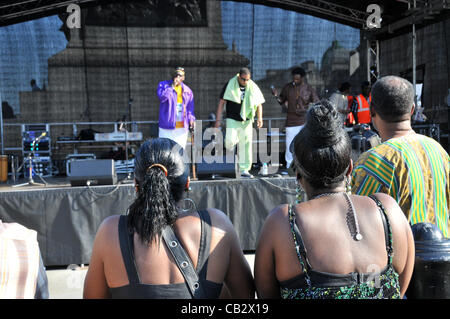 Trafalgar Square, London, UK. 26. Mai 2012. Mitglieder der Öffentlichkeit gerade die African Liberation Day Konzert. Stockfoto