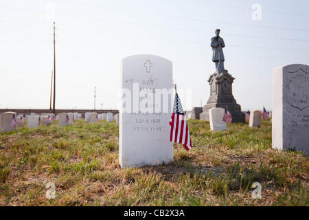 Fahnen schmücken den Kopf Steinen der Vereinigten Staaten Soldaten auf dem Riverside Cemetery in Denver, Colorado am 26. Mai 2012.  Studenten von der Ziel-Akademie-Charter-Schule platziert Fahnen in der Nähe der Grabsteine von Soldaten begraben auf dem Friedhof zu Ehren des Memorial Day. Stockfoto