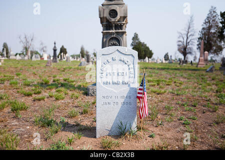 Fahnen schmücken den Kopf Steinen der Vereinigten Staaten Soldaten auf dem Riverside Cemetery in Denver, Colorado am 26. Mai 2012.  Studenten von der Ziel-Akademie-Charter-Schule platziert Fahnen in der Nähe der Grabsteine von Soldaten begraben auf dem Friedhof zu Ehren des Memorial Day. Stockfoto