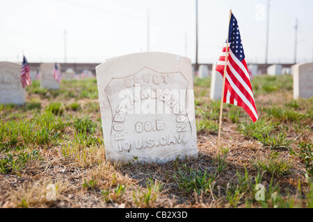 Fahnen schmücken den Kopf Steinen der Vereinigten Staaten Soldaten auf dem Riverside Cemetery in Denver, Colorado am 26. Mai 2012.  Studenten von der Ziel-Akademie-Charter-Schule platziert Fahnen in der Nähe der Grabsteine von Soldaten begraben auf dem Friedhof zu Ehren des Memorial Day. Stockfoto