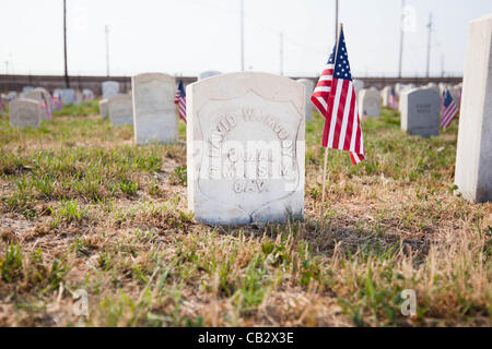 Fahnen schmücken den Kopf Steinen der Vereinigten Staaten Soldaten auf dem Riverside Cemetery in Denver, Colorado am 26. Mai 2012.  Studenten von der Ziel-Akademie-Charter-Schule platziert Fahnen in der Nähe der Grabsteine von Soldaten begraben auf dem Friedhof zu Ehren des Memorial Day. Stockfoto