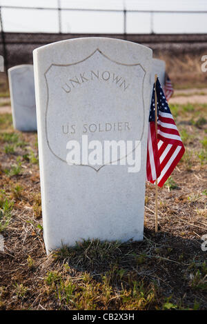 Fahnen schmücken den Kopf Steinen der Vereinigten Staaten Soldaten auf dem Riverside Cemetery in Denver, Colorado am 26. Mai 2012.  Studenten von der Ziel-Akademie-Charter-Schule platziert Fahnen in der Nähe der Grabsteine von Soldaten begraben auf dem Friedhof zu Ehren des Memorial Day. Stockfoto