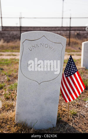 Fahnen schmücken den Kopf Steinen der Vereinigten Staaten Soldaten auf dem Riverside Cemetery in Denver, Colorado am 26. Mai 2012.  Studenten von der Ziel-Akademie-Charter-Schule platziert Fahnen in der Nähe der Grabsteine von Soldaten begraben auf dem Friedhof zu Ehren des Memorial Day. Stockfoto