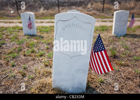 Fahnen schmücken den Kopf Steinen der Vereinigten Staaten Soldaten auf dem Riverside Cemetery in Denver, Colorado am 26. Mai 2012.  Studenten von der Ziel-Akademie-Charter-Schule platziert Fahnen in der Nähe der Grabsteine von Soldaten begraben auf dem Friedhof zu Ehren des Memorial Day. Stockfoto