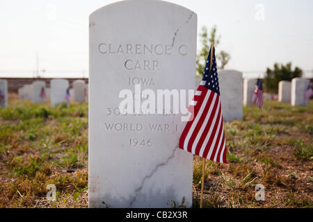 Fahnen schmücken den Kopf Steinen der Vereinigten Staaten Soldaten auf dem Riverside Cemetery in Denver, Colorado am 26. Mai 2012.  Studenten von der Ziel-Akademie-Charter-Schule platziert Fahnen in der Nähe der Grabsteine von Soldaten begraben auf dem Friedhof zu Ehren des Memorial Day. Stockfoto