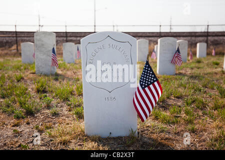 Fahnen schmücken den Kopf Steinen der Vereinigten Staaten Soldaten auf dem Riverside Cemetery in Denver, Colorado am 26. Mai 2012.  Studenten von der Ziel-Akademie-Charter-Schule platziert Fahnen in der Nähe der Grabsteine von Soldaten begraben auf dem Friedhof zu Ehren des Memorial Day. Stockfoto