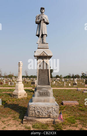 Fahnen schmücken den Kopf Steinen der Vereinigten Staaten Soldaten auf dem Riverside Cemetery in Denver, Colorado am 26. Mai 2012.  Studenten von der Ziel-Akademie-Charter-Schule platziert Fahnen in der Nähe der Grabsteine von Soldaten begraben auf dem Friedhof zu Ehren des Memorial Day. Stockfoto