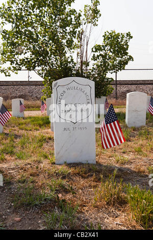 Fahnen schmücken den Kopf Steinen der Vereinigten Staaten Soldaten auf dem Riverside Cemetery in Denver, Colorado am 26. Mai 2012.  Studenten von der Ziel-Akademie-Charter-Schule platziert Fahnen in der Nähe der Grabsteine von Soldaten begraben auf dem Friedhof zu Ehren des Memorial Day. Stockfoto