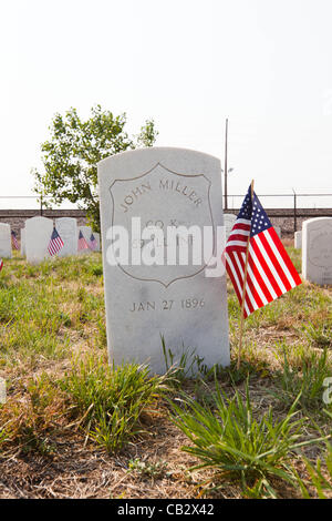 Fahnen schmücken den Kopf Steinen der Vereinigten Staaten Soldaten auf dem Riverside Cemetery in Denver, Colorado am 26. Mai 2012.  Studenten von der Ziel-Akademie-Charter-Schule platziert Fahnen in der Nähe der Grabsteine von Soldaten begraben auf dem Friedhof zu Ehren des Memorial Day. Stockfoto