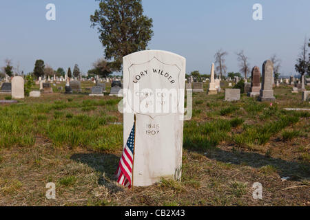 Fahnen schmücken den Kopf Steinen der Vereinigten Staaten Soldaten auf dem Riverside Cemetery in Denver, Colorado am 26. Mai 2012.  Studenten von der Ziel-Akademie-Charter-Schule platziert Fahnen in der Nähe der Grabsteine von Soldaten begraben auf dem Friedhof zu Ehren des Memorial Day. Stockfoto