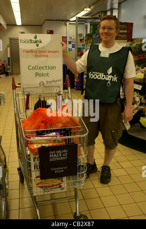 26 Mai 2012. Wimbledon, London. Ehrenamtliche Tafel hilft Lebensmittelspenden in einem Supermarkt, der verteilt wird, Menschen in Not in der örtlichen Gemeinschaft zu sammeln. Stockfoto