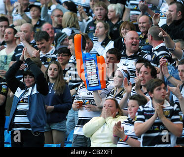 26.05.2012 Manchester, England. Hull Kingston Rovers V Hull FC. Rumpf-Fans feiern am Wochenende Stobart Super League Rugby Magie von Etihad Stadium Stockfoto